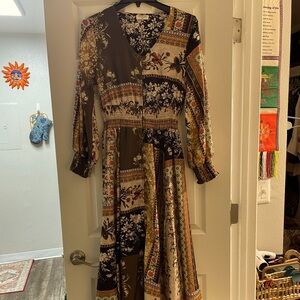 This dress is cute but too long for me. I am 5”3 and have short arms. 🤷🏼‍♀️